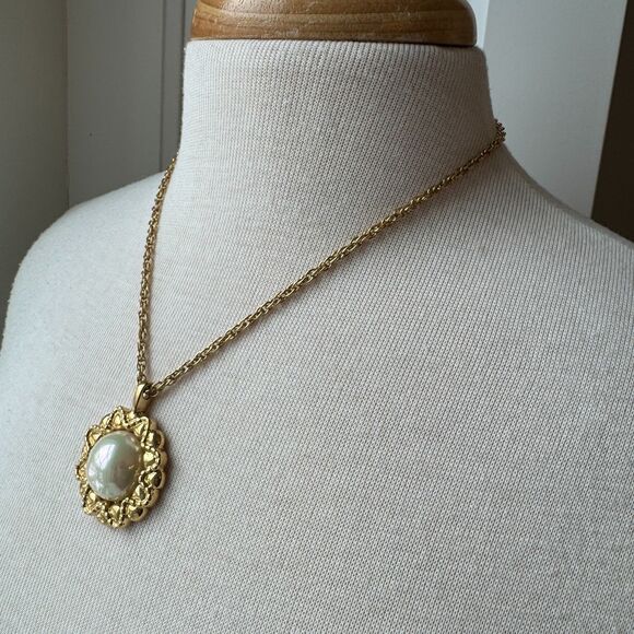 French Designer Nina Ricci Vintage Pearlescent Pendant Necklace - Picture 9 of 10